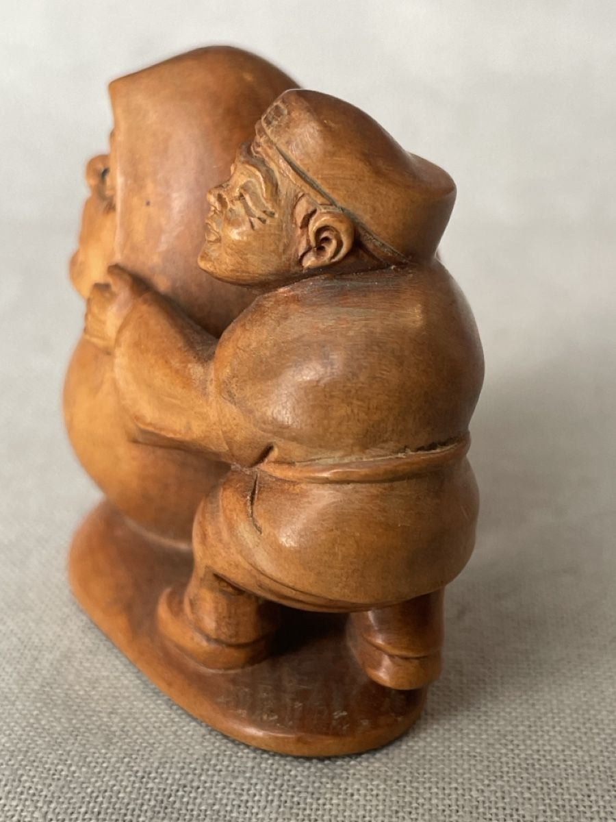 Statuette: Netsuke Holz, Junge mit Daruma signiert – Usato da Embrach venduto da Gauvain1 1
