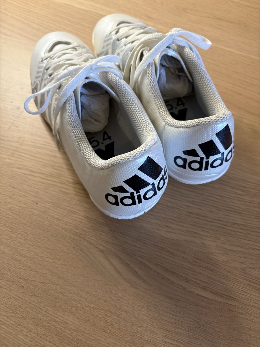 Adidas Schuhe für Jungen: Fussball Hallenschuhe – Neu (gemäss Beschreibung) aus Wangen ZH von Brunnerluzern 2