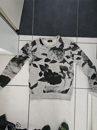 Grauer Zara Pullover Grösse M mit Rosenmuster 🌹 