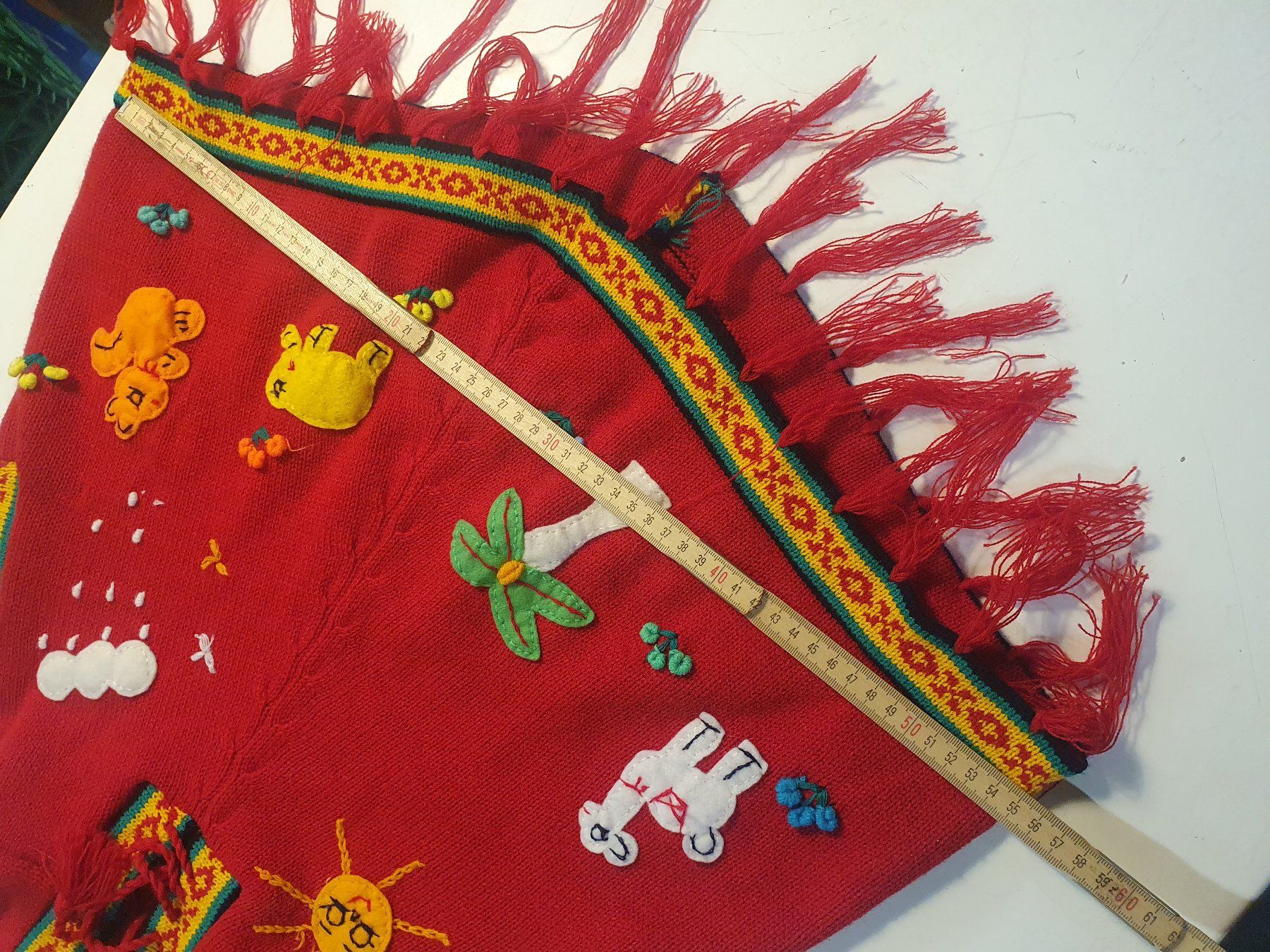 Maglioni & Felpe: Kinderponcho rot mit Natursujets – Usato da Zürich venduto da loosebone 5
