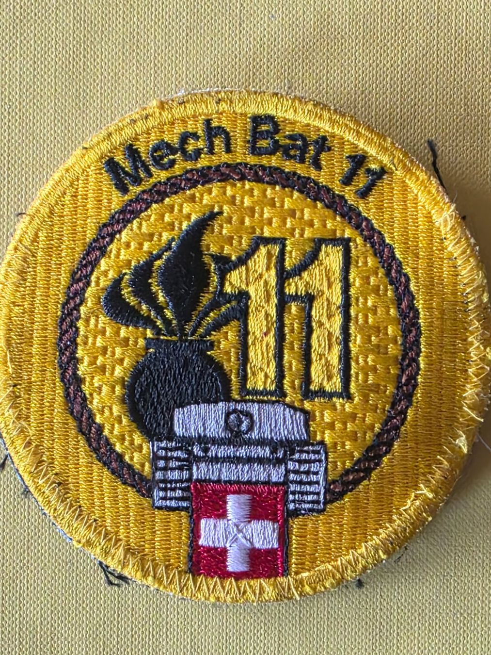 Schweizer Armee Placchette & Badge: Panzer Abzeichen Badge Mech Bat 11 Braun – Usato da Nyon venduto da freetoys08