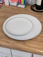 komplettes Geschirrset mit Teller/Tassen, weiss mit Goldrand