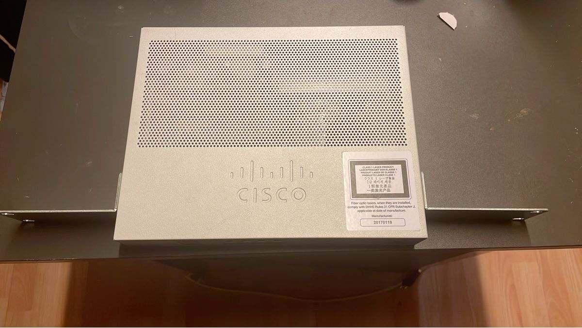 Cisco Hub & Switch: Cisco C2960L 8 Port – Usato da Schaffhausen venduto da T3CHNIKFR3AK