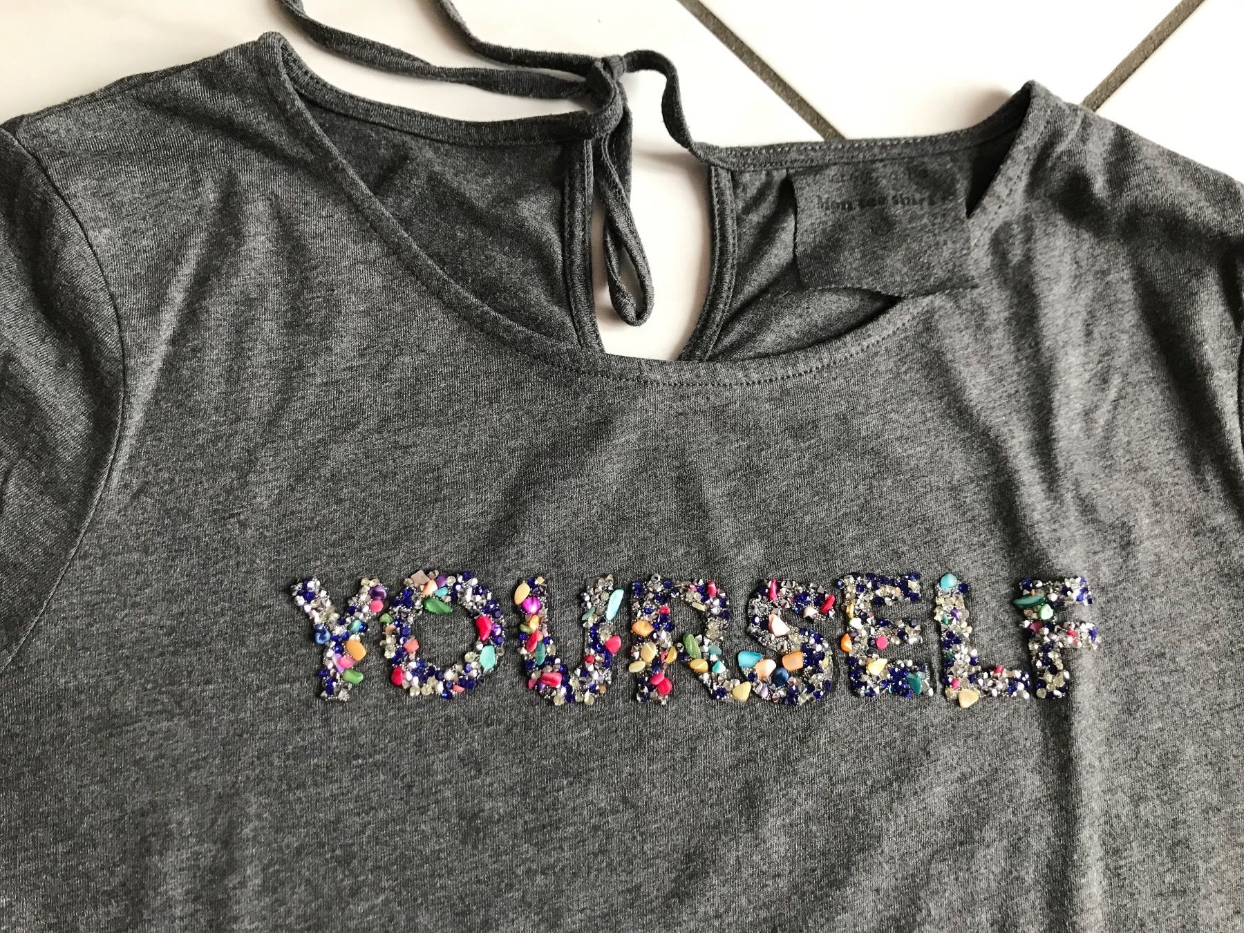 T-shirt: T-shirt Yourself – Usato da Montalchez venduto da Azurea79 1