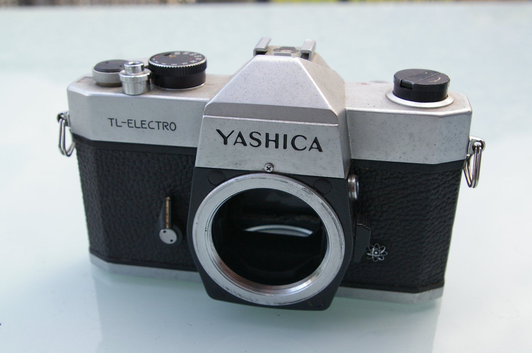 Yashica Fotocamera: antikes YASHICA Gehäuse     TL- ELECTRO – Difettoso da Niederurnen venduto da mowgli_1963