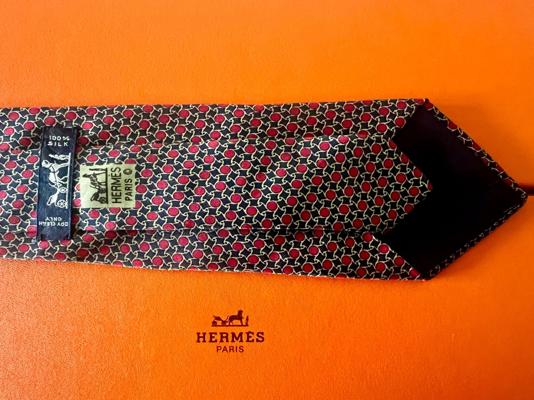 Cravate HERMESParis „Linked Red Dots“ avec box original Kaufen auf