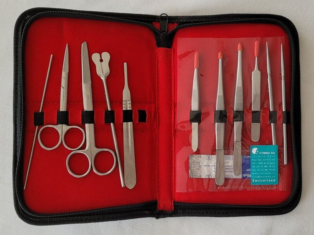https://img.ricardostatic.ch/images/42988272-cd76-4b46-9093-85169ad5bef4/t_1000x750/trousse-de-dissection-12-pieces