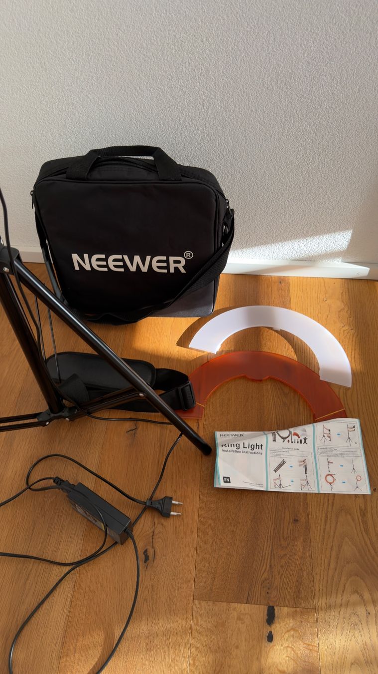 Lampade: NEEWER LED Ringlicht inkl. Stativ, Farbfilter & Taschen – Nuovo (secondo la descrizione) da Sennwald venduto da pressgym 1