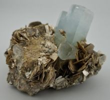 Wunderschöner Aquamarin auf Muskovit