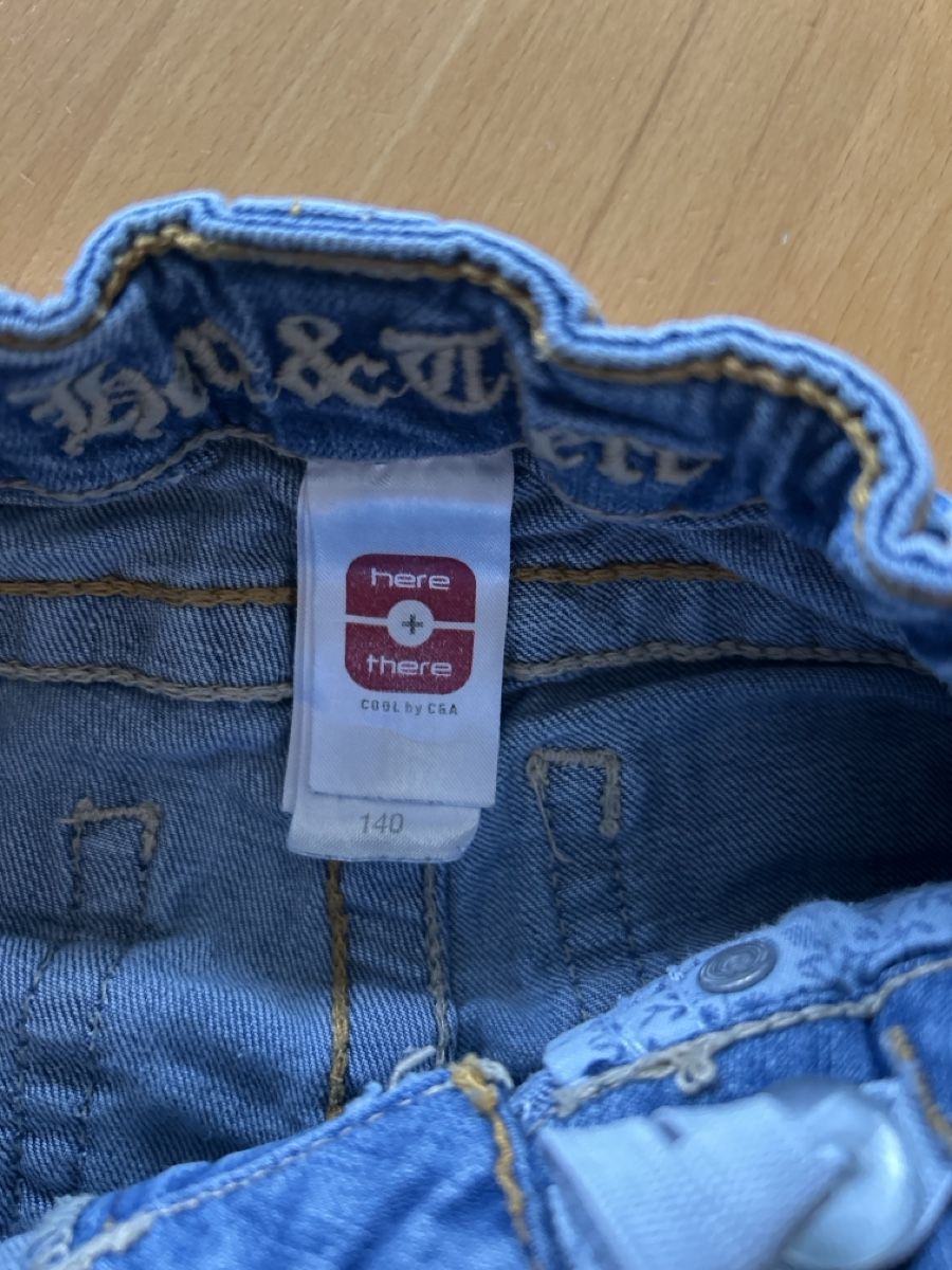 Pantaloni: Kurze Jeanshose Gr. 140 – Usato da Dottikon venduto da cimar 2