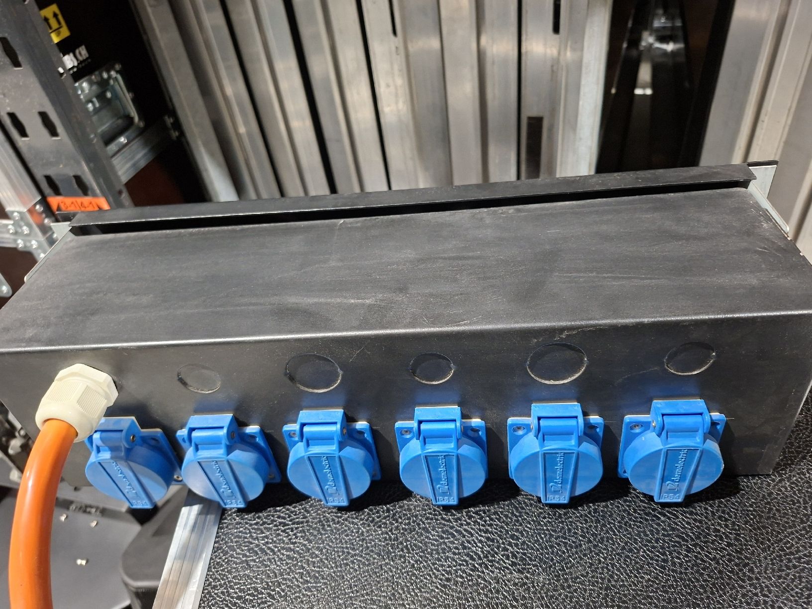 ABB Stromzufuhr: Stromverteiler mit 6x ABB Sicherungsautomaten C16A – Gebraucht aus Chur von 80808080 2