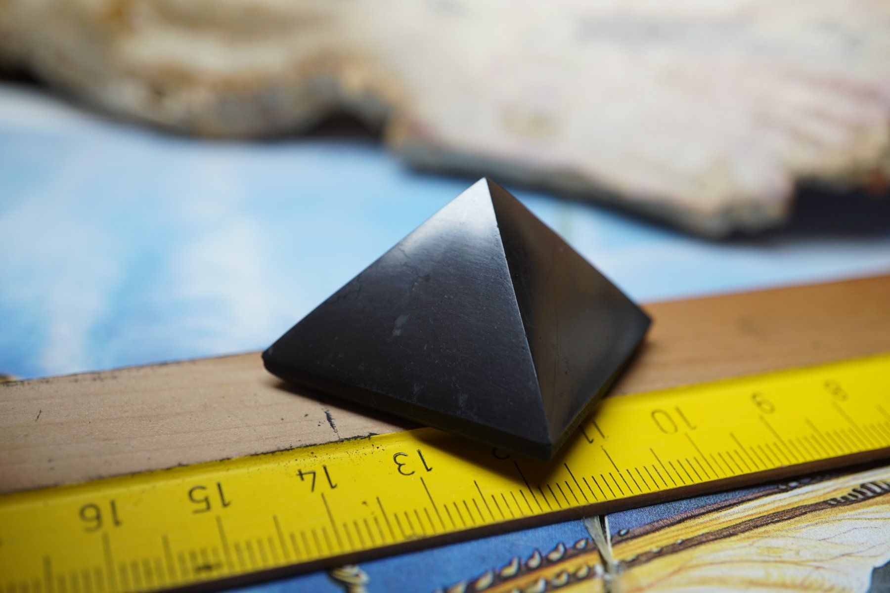 Mineralien & Heilsteine: Schungit Energy Pyramide     3cm x 3cm – Neu und originalverpackt aus Eschenbach SG von  5