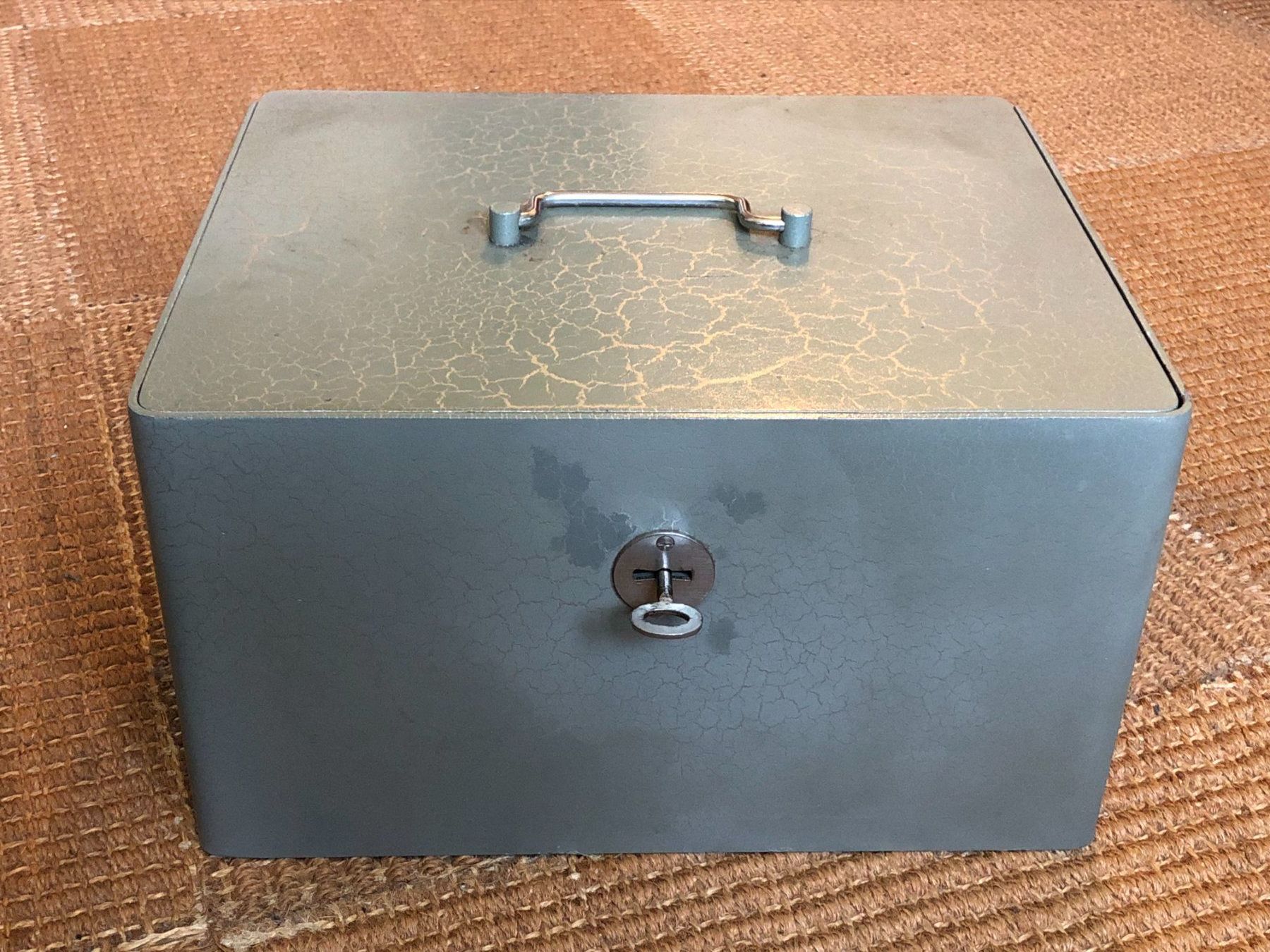 Tresor: Antiker Schrank Tresor – Gebraucht aus Lommiswil von canoga