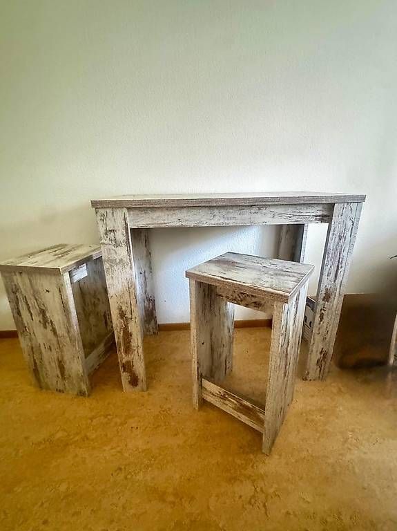 Tavoli: Holztisch mit zwei Hocker – Usato da Bern venduto da nicolestrebel
