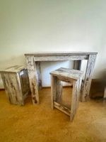 Holztisch mit zwei Hocker