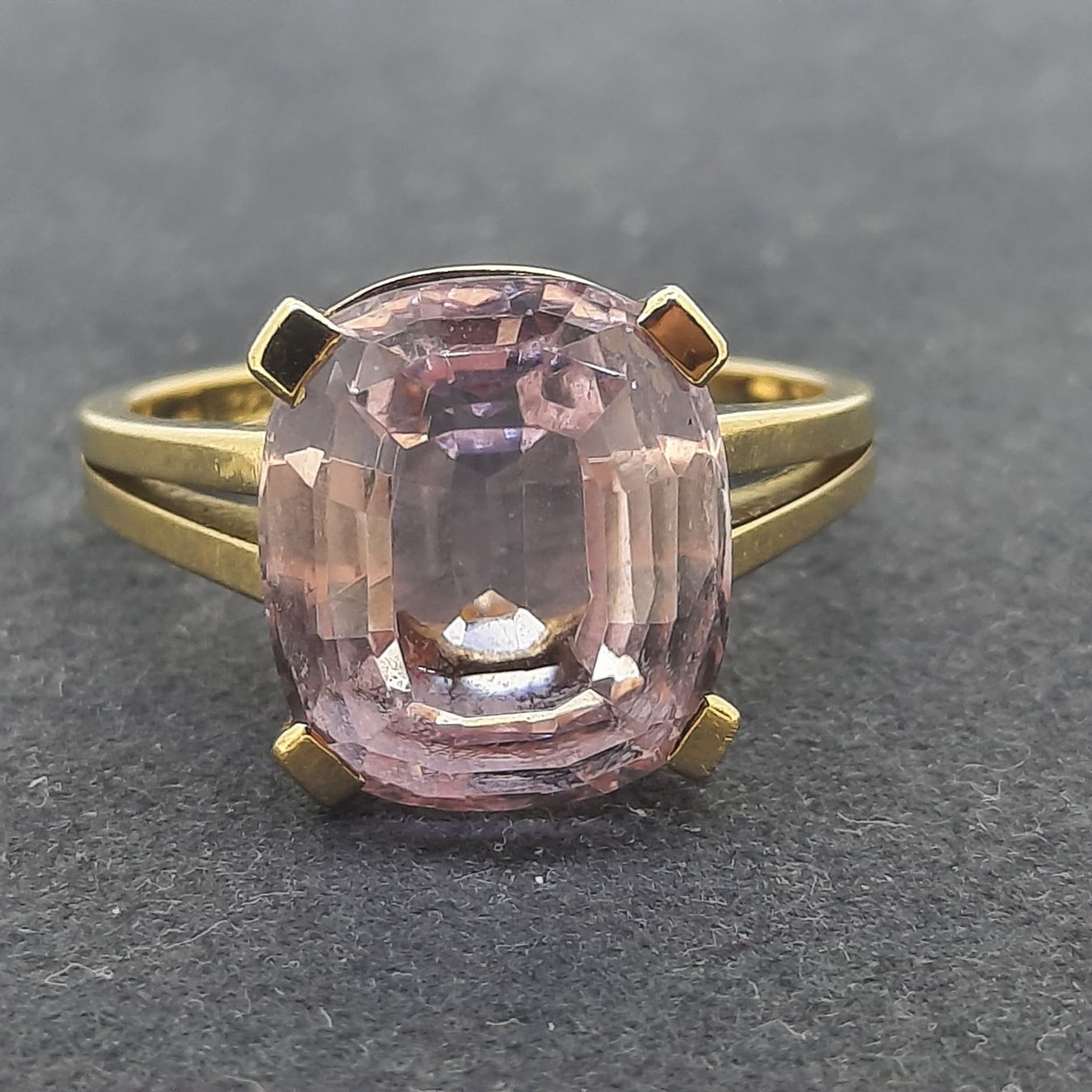 Anelli: Edler Goldring mit wunderschönem Kunzit Edelstein – Usato da Unterägeri venduto da Altgoldschmuck 1