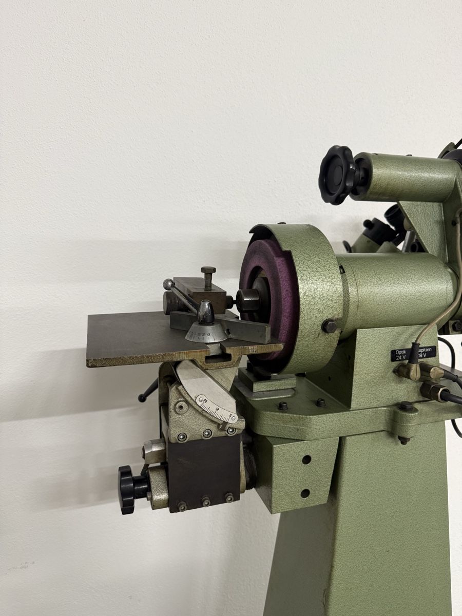Iseli Smerigliatrici & Lucidatrici: ISELI Werkzeugschleifmaschine  – Usato da Sirnach venduto da S54Power 7