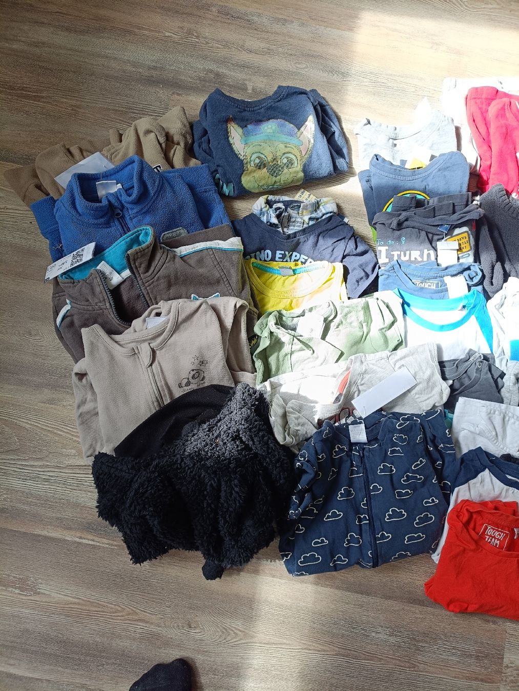 Lotti & Set di vestiti: Kleiderpacket Gr. 98 35 Teile – Usato da Tenniken venduto da Pasci1990 1