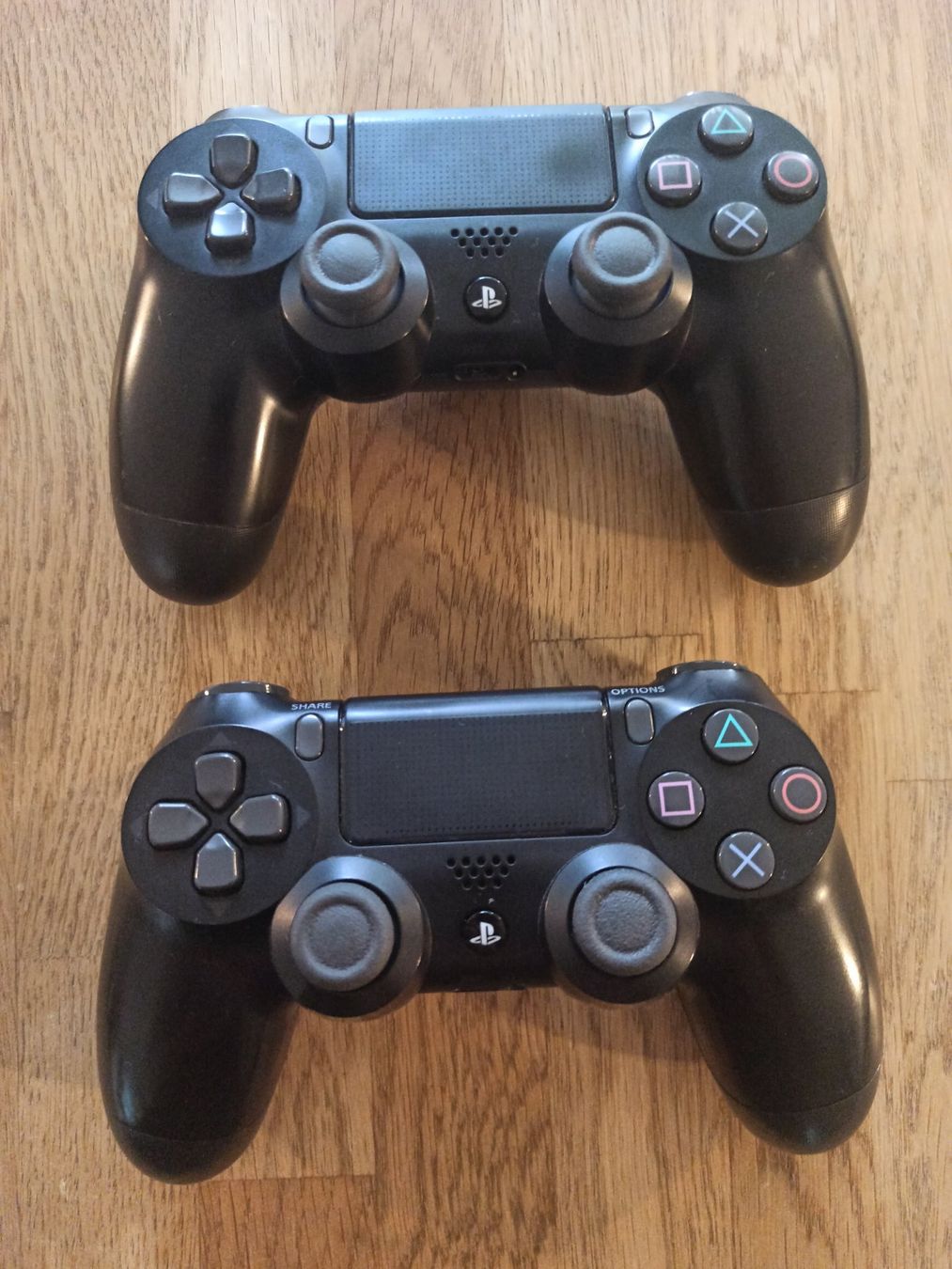 Manettes: 2 x Original Controller Sony PS4 Wireless DualShock 4 V2 – D'occasion à Oberweningen par mar_87mx