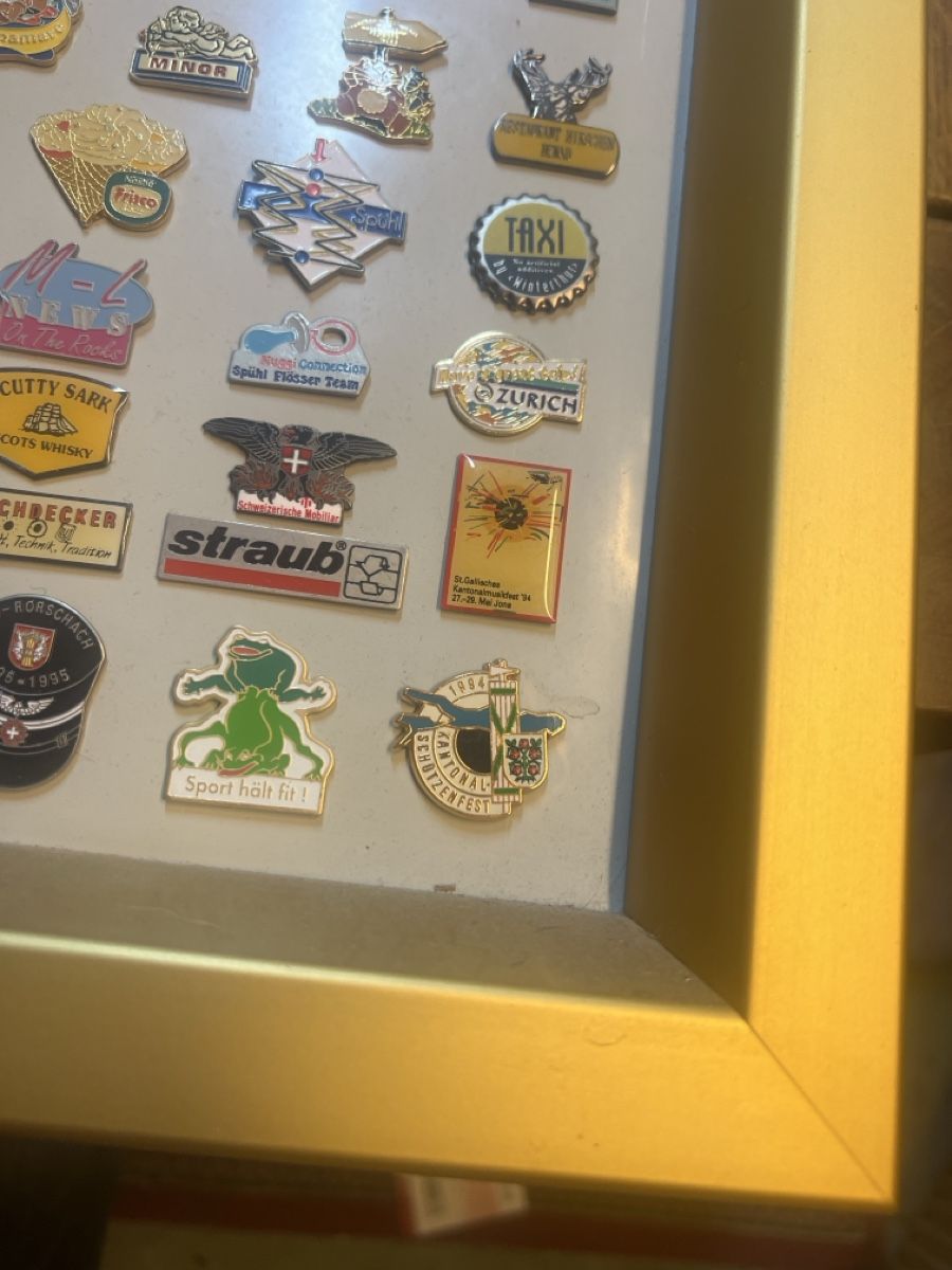 Placchette & Badge: Pin Sammlung im Alu Rahmen ca.200Pins  – Usato da Rorschach venduto da TimelessTrading 5