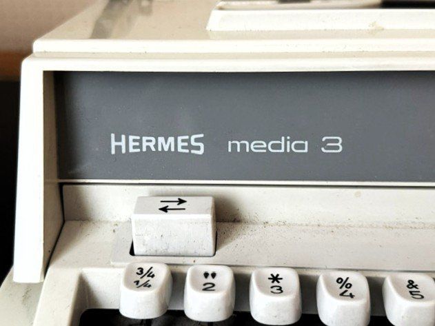 Hermès Macchine da scrivere: Schreibmaschine Hermes Media 3 – Usato da Brütten venduto da Brummer 1