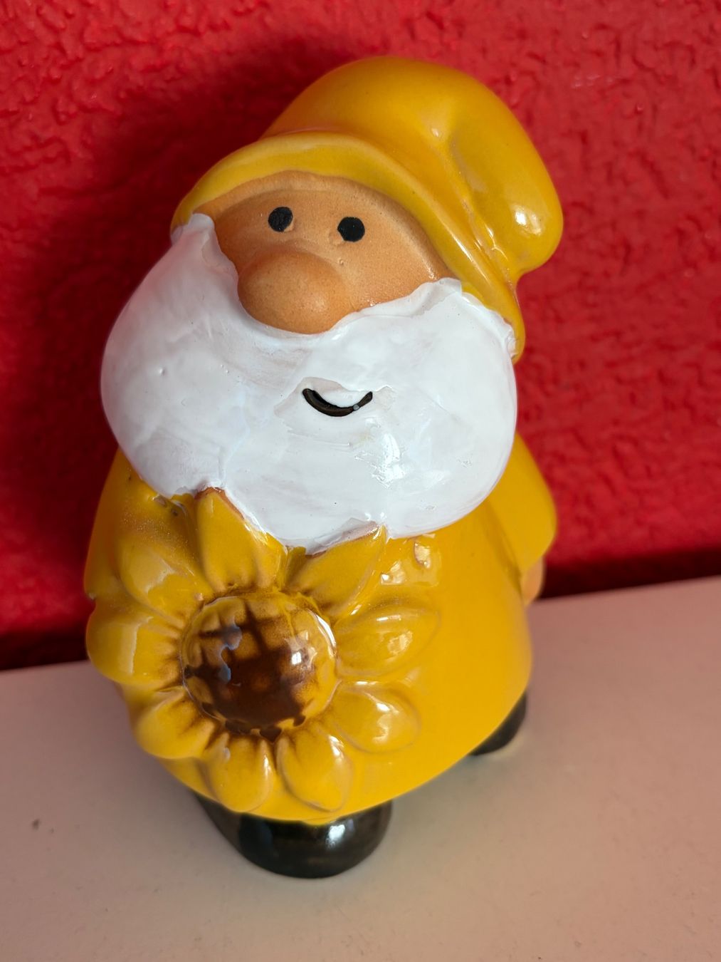 Statuette: Goldiger Gartenzwerg mit Sonnenblume - Keramik – Nuovo e nell'imballaggio originale da Zäziwil venduto da meri79.
