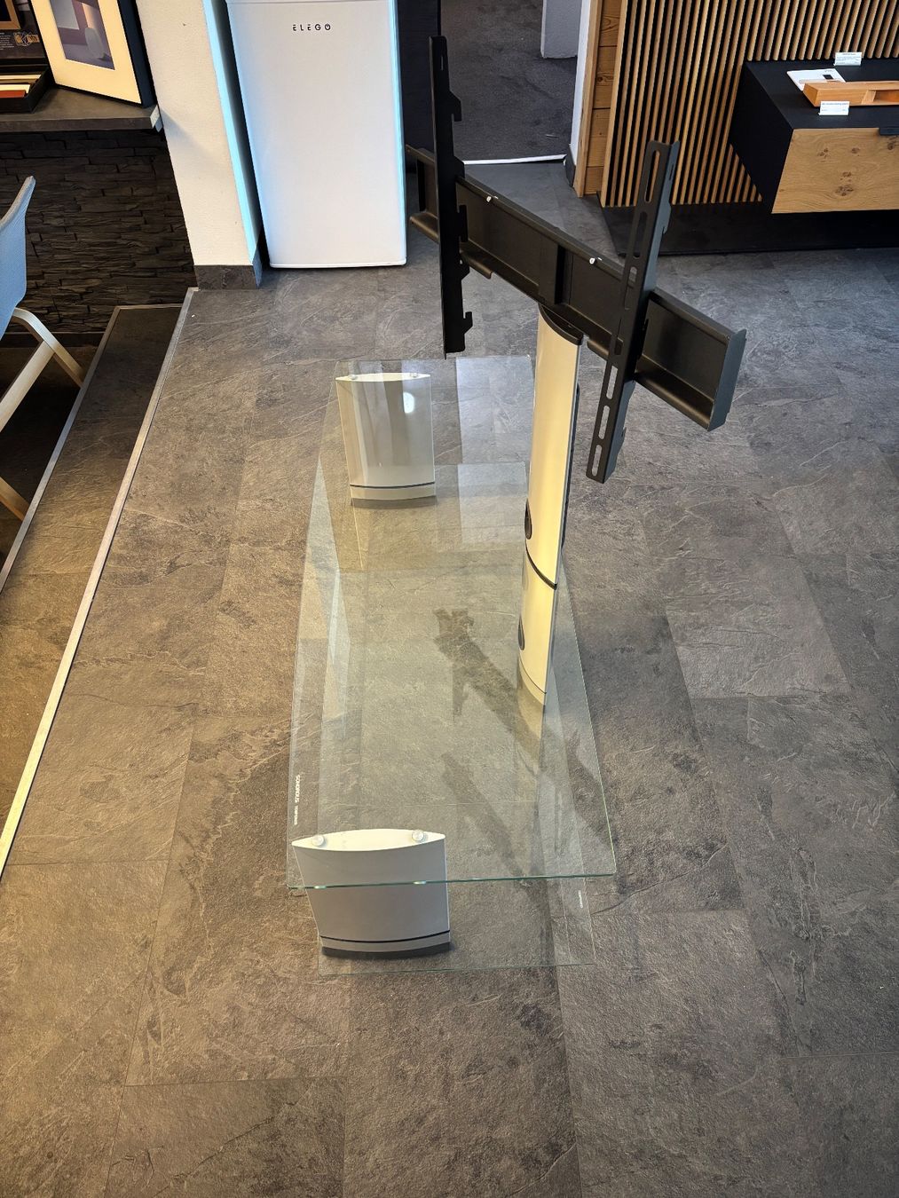 Mobili TV: Meuble TV en verre sur roulette – Usato da Crans-Montana venduto da TaniaCretton 1