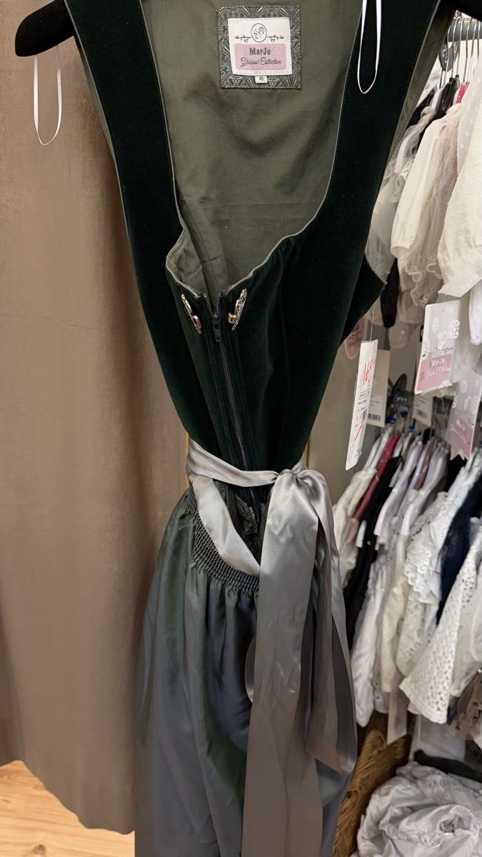 Costumi: Marjo Dirndl Gr. 46 NEU – Nuovo e nell'imballaggio originale da Künten venduto da Aswang