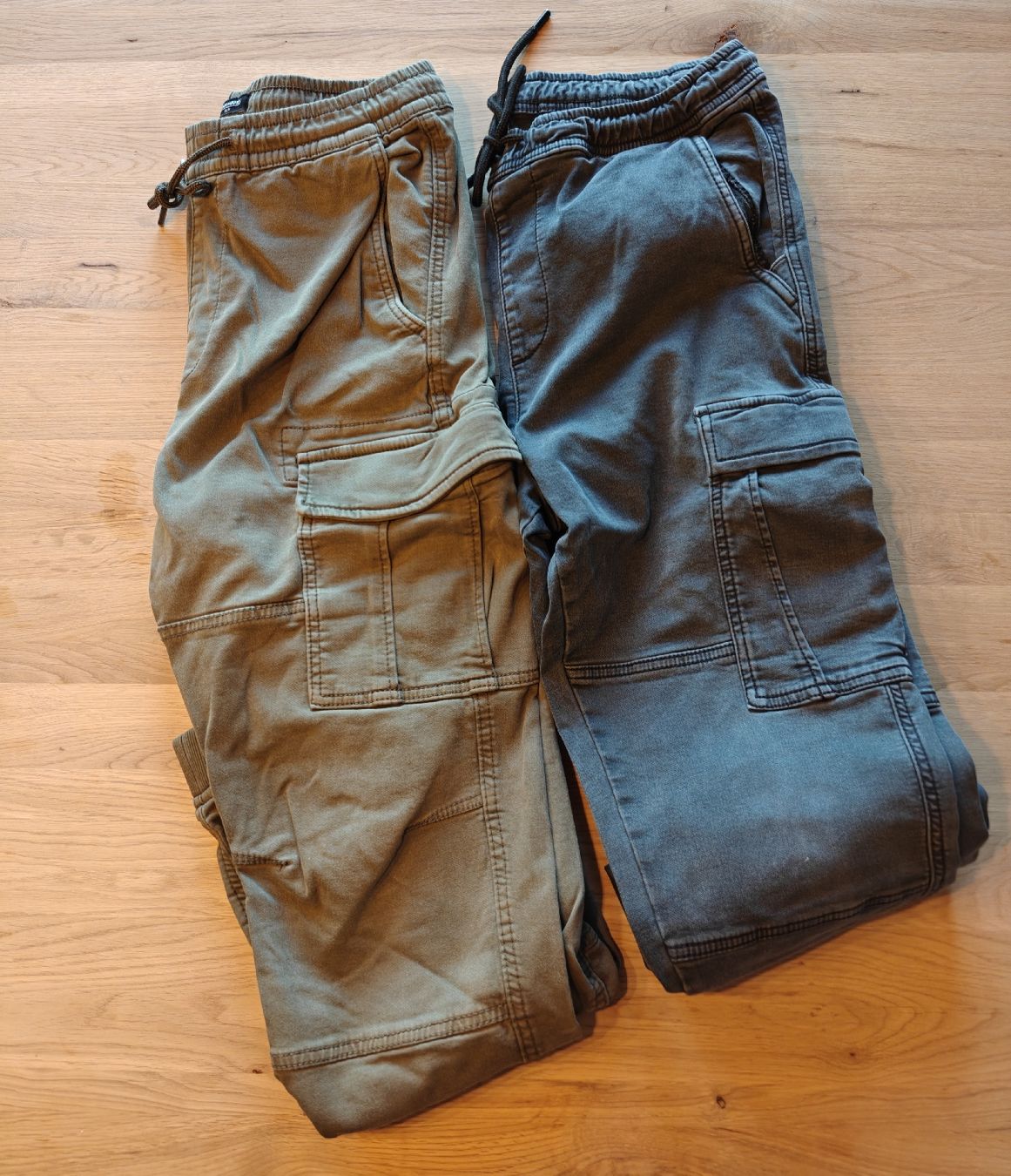 Pantaloni: Zwei Cargo Hosen – Usato da Forst venduto da Ramonnoel 1