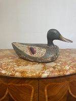 Lockente aus Holz mit roten/gelben/schwarzen Streifen