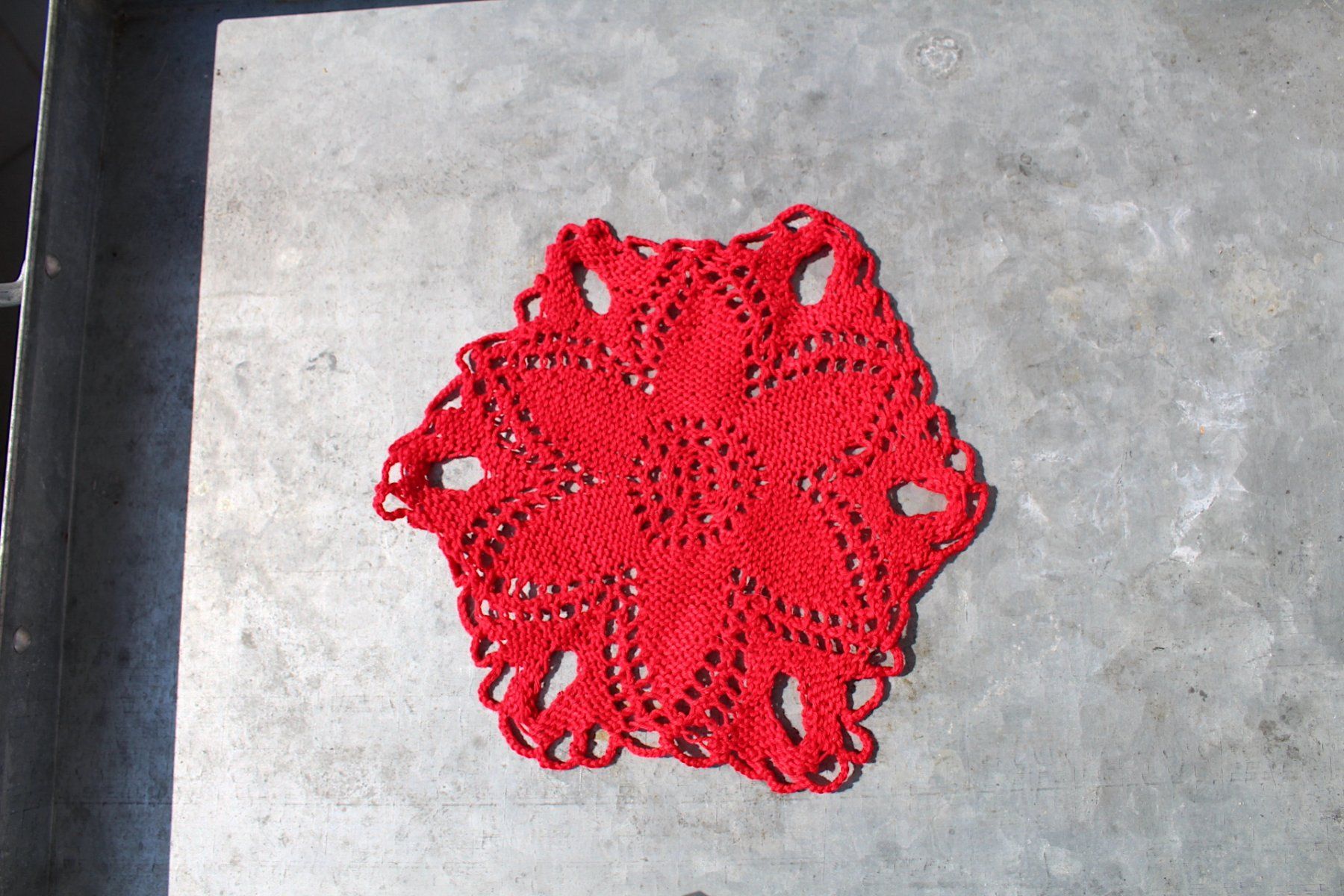 Sonstige Tischwäsche: Rotes Häkel Deckchen, 21 cm – Gebraucht aus Locarno von fripui 2