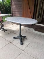 Eleganter Bistrotisch mit Marmorplatte und  Gusseisenfuss