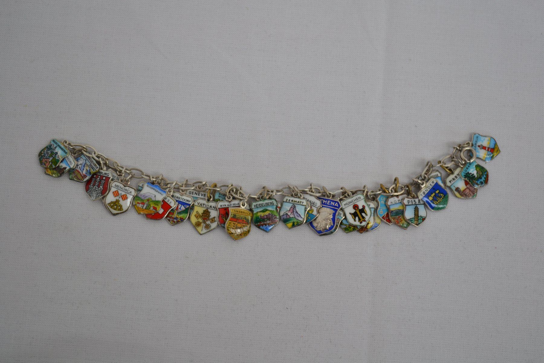 Armbänder & -reifen: Bettel-Armband mit 35 Wappen aus Silber – Gebraucht aus Winterthur von BK-Brocki_Winterthur 1