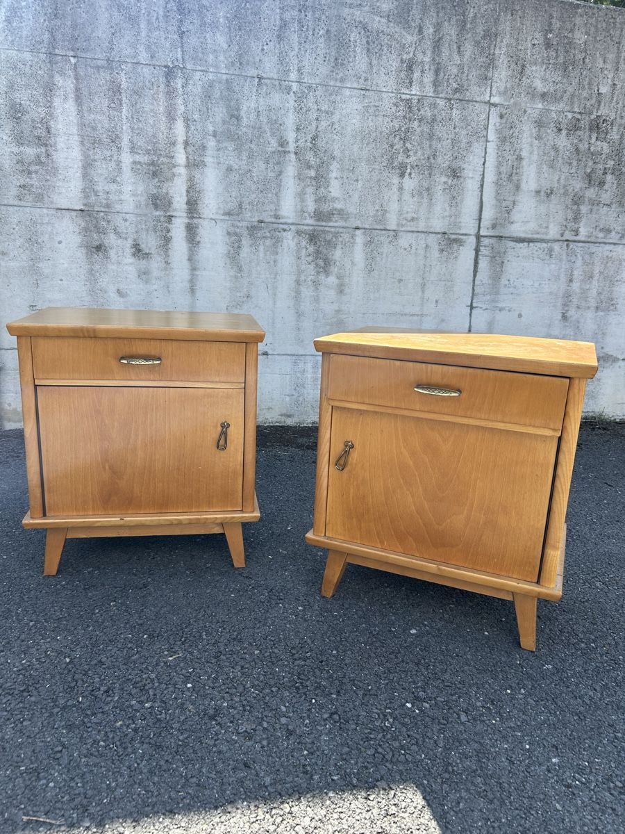 Comodini: Tables de chevet vintage en bois, set de 2. Solide. – Usato da Thierrens venduto da Bigla