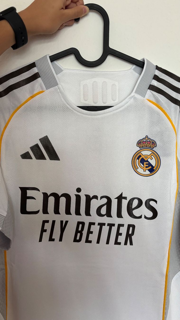 Adidas Leibchen & Hosen: Maillot Real Madrid 2025/26 – Neu und originalverpackt aus Prilly von swissGK 2