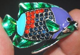 Brosche K-1441 – Fisch - Emaille & Strass