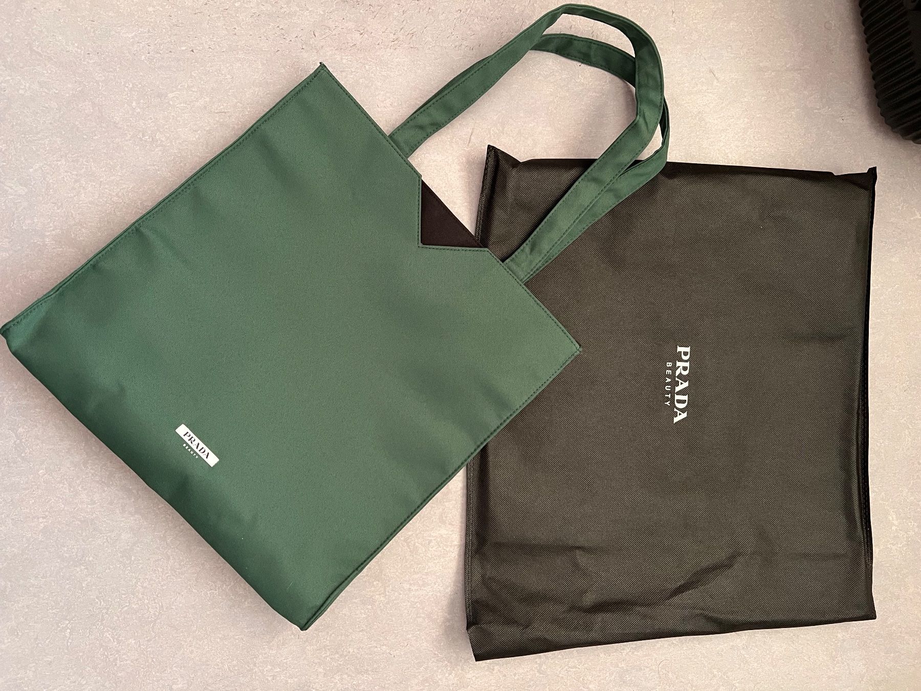 Prada Borse: Prada Beauty Tragetasche – Nuovo e nell'imballaggio originale da Uster venduto da SmartSales_zh