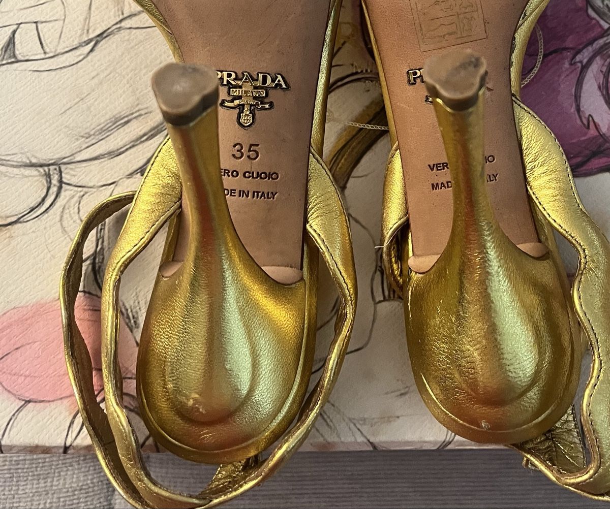 Prada Chaussures femmes:  Prada gold metallic leather wavy strap heels  – D'occasion à Niederlenz par luxe_1968 5