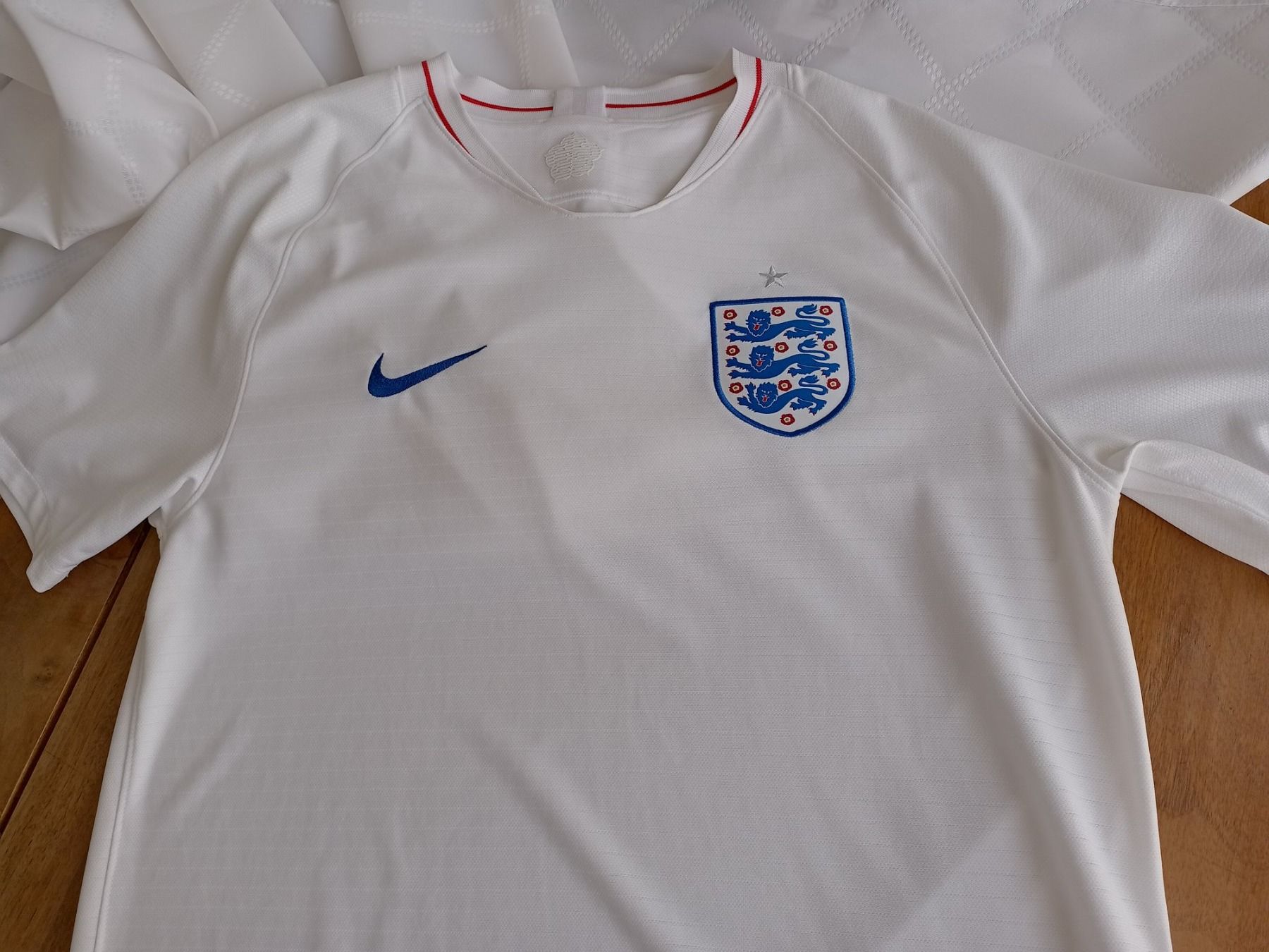 Nike Canottiere & Pantaloni: Fussball Trikot England 2018 – Nuovo (secondo la descrizione) da Rapperswil SG venduto da WATCHTIMEBOX