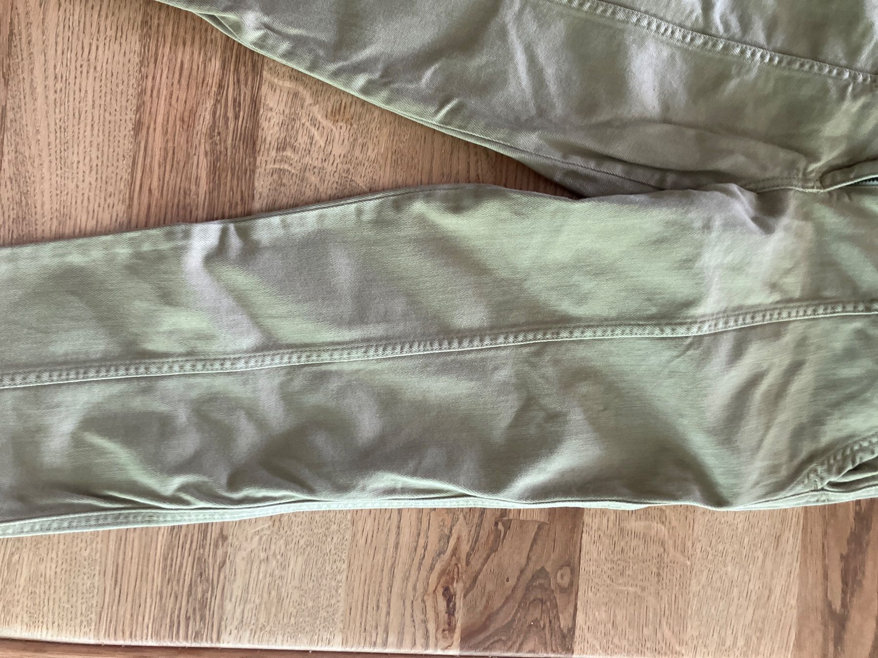 Sezane Pantaloni: Khakifarbene Stoffhose – Usato da Zollikerberg venduto da Nwahl 1