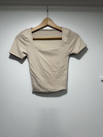Crop T-Shirt beige mit eckigem Ausschnitt