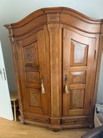 Antiker Schrank mit Intarsienarbeit