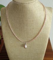 Perlenkette mit Anhänger, lila