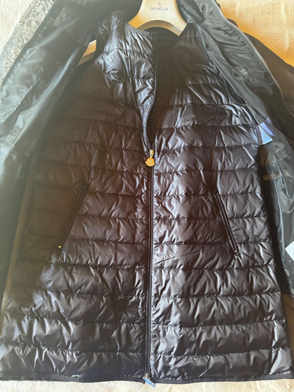 Moncler Giacche: Moncler Doumerc White Logo Hooded Jacket – Usato da Grund b. Gstaad venduto da ReLuxe 2