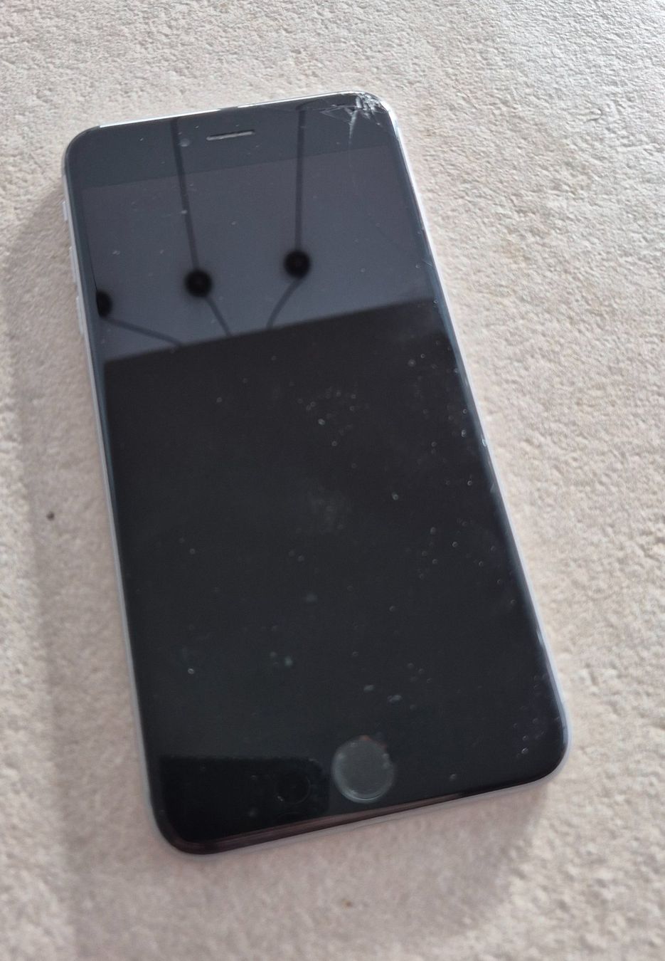 Apple Telefoni cellulari / Smartphones: Iphone 6 mit defektem Display,funktioniert sonst einwandfrei – Usato da Hägendorf venduto da Saskia0