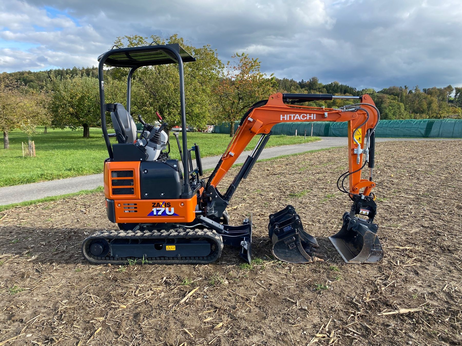 Hitachi Bagger: Bagger Hitachi ZX17U-6 – Gebraucht aus Courgevaux von  3