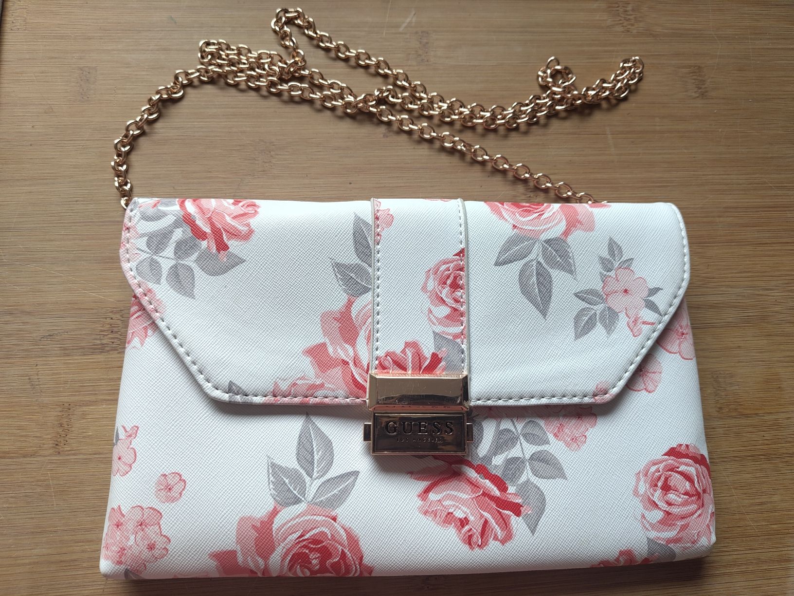 Guess Taschen für Damen: Guess Clutch Kette weiss mit Blumen  – Gebraucht aus Leuggern von Pummi19