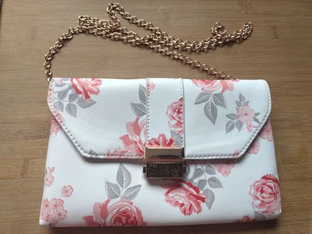 Guess Clutch Kette weiss mit Blumen 