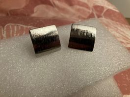 Schöne silberfarbene quadratische Ohrstecker, elegant, neu