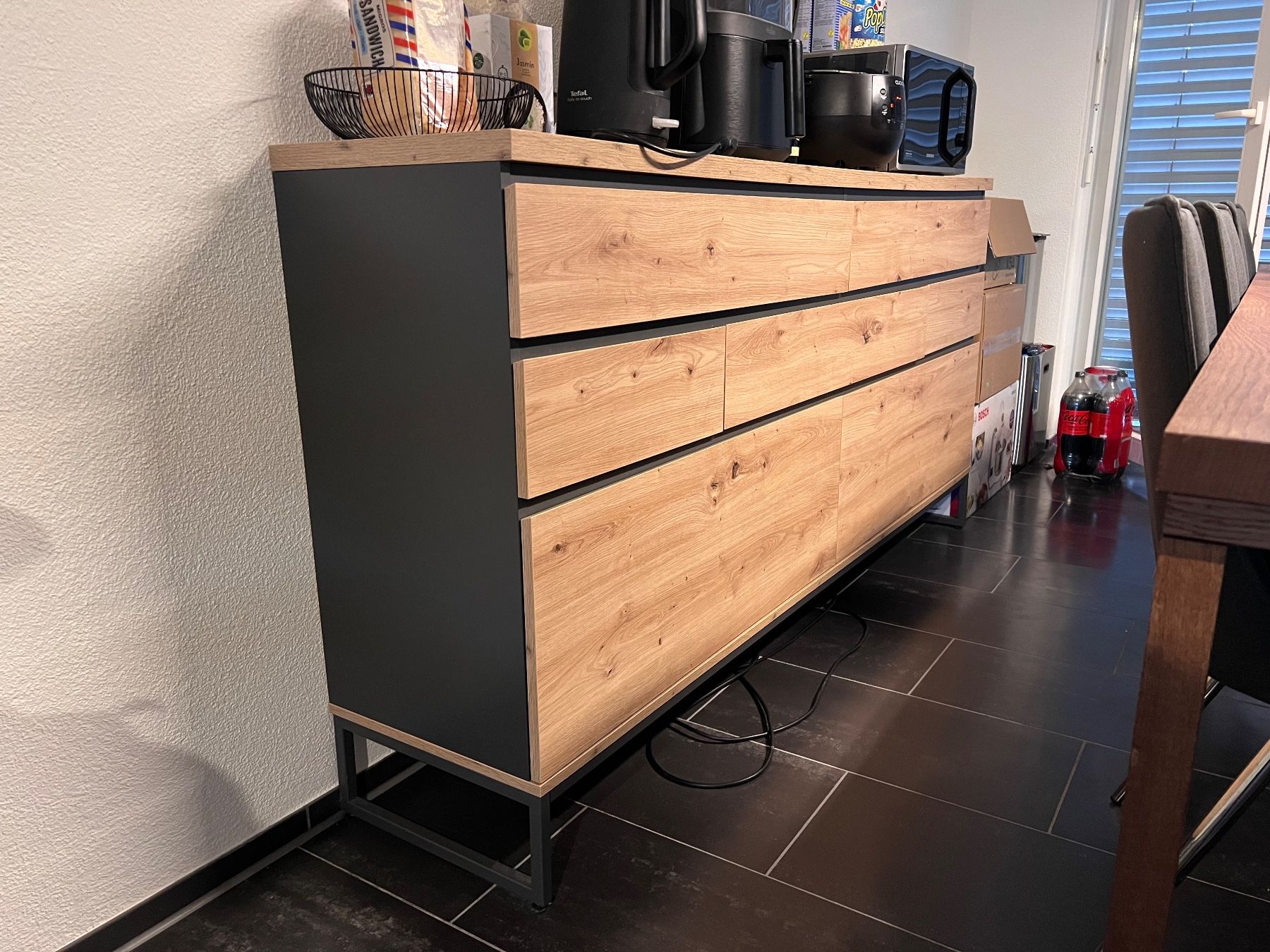 Cassettiere: Modernes Sideboard in Eiche-Optik mit schwarzem Metalfüssen – Usato da Zürich venduto da LRNT 1